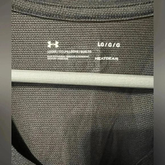 Under Armour Short Sleeve Black V-Neck Top – Black – Size Large - Picture 4 of 5